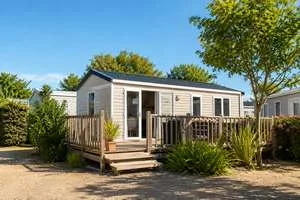 Terrasse de mobil-home protégée par une bâche PVC