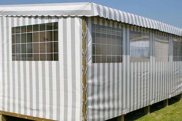 Terrasse aménagée devant un mobil-home en Charente-Maritime