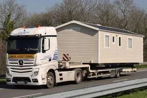 Camion transportant un mobil-home vers son terrain de loisirs en Charente-Maritime Transport d’un mobil-home en Charente-Maritime