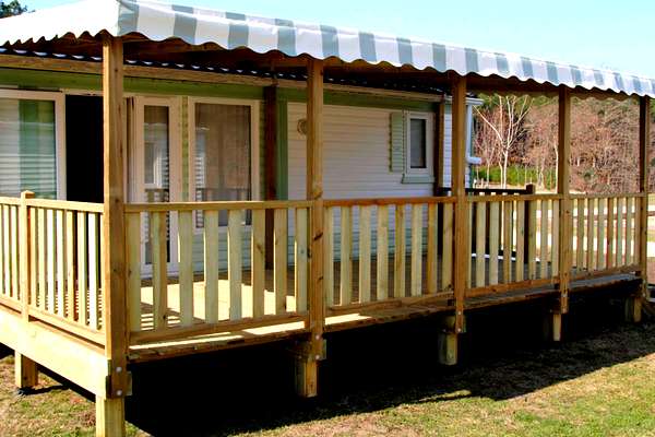 Terrasse mobil home neuve ATERIA couverte en bois