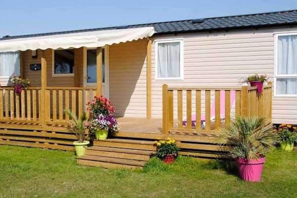 Terrasse mobil home neuve ATERIA en bois semi-couverte