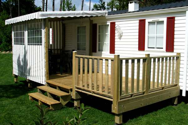 Terrasse mobil home neuve ATERIA semi-couverte en bois